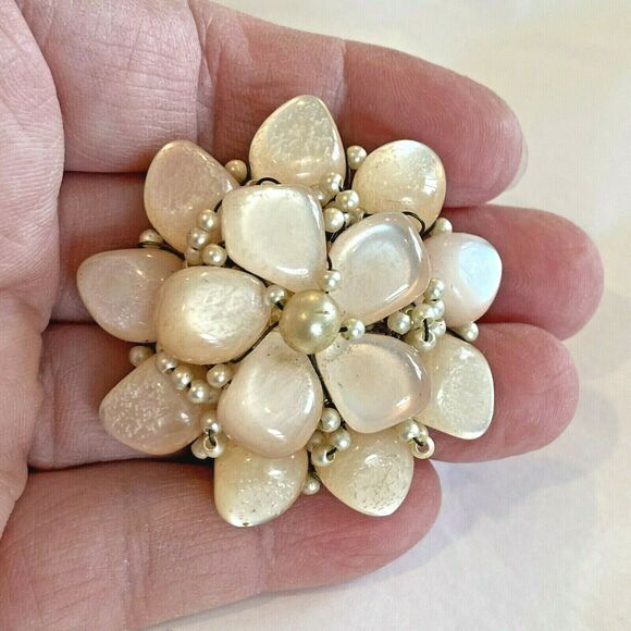 Mid century beaded brooch retro creamy stacked Lucite & faux pearl beads pin - Picture 1 of 4